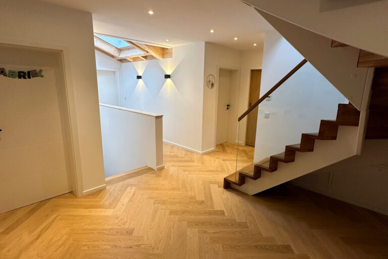 frisch ausgebautes wohnhaus, wohnetage mit offenem treppenaufgangg, fischgrätenparkett, led spots in der decke, saubere arbeit